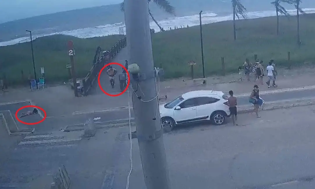Vídeo de homem fugindo após assassinar rapaz na praia de Guriri no ES