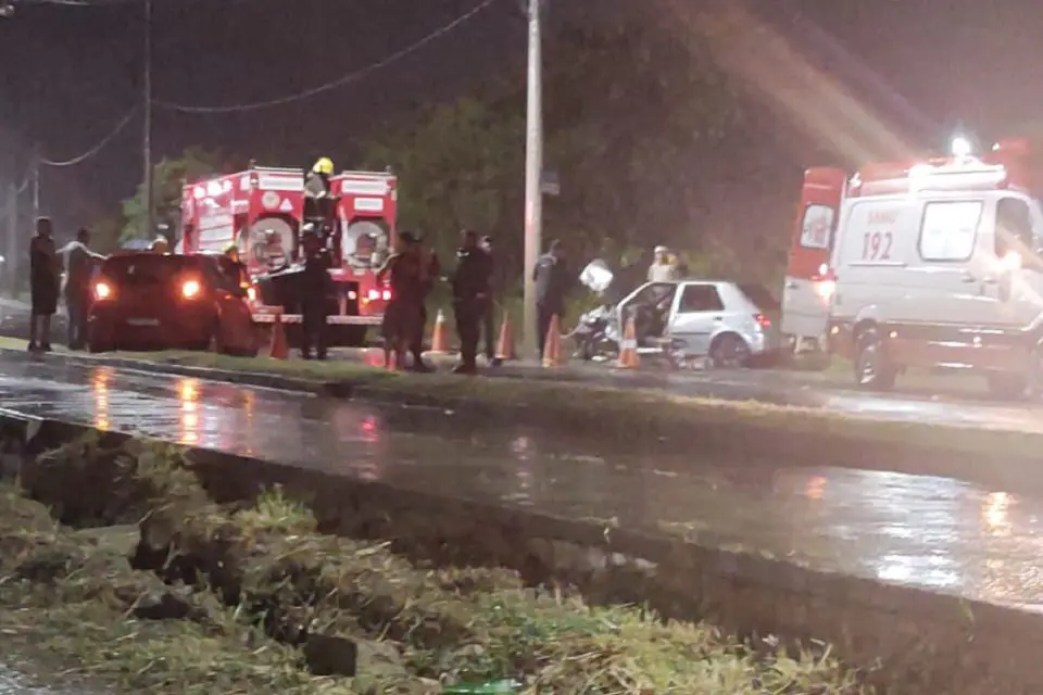 Grave acidente envolvendo dois automóveis na Avenida Civit