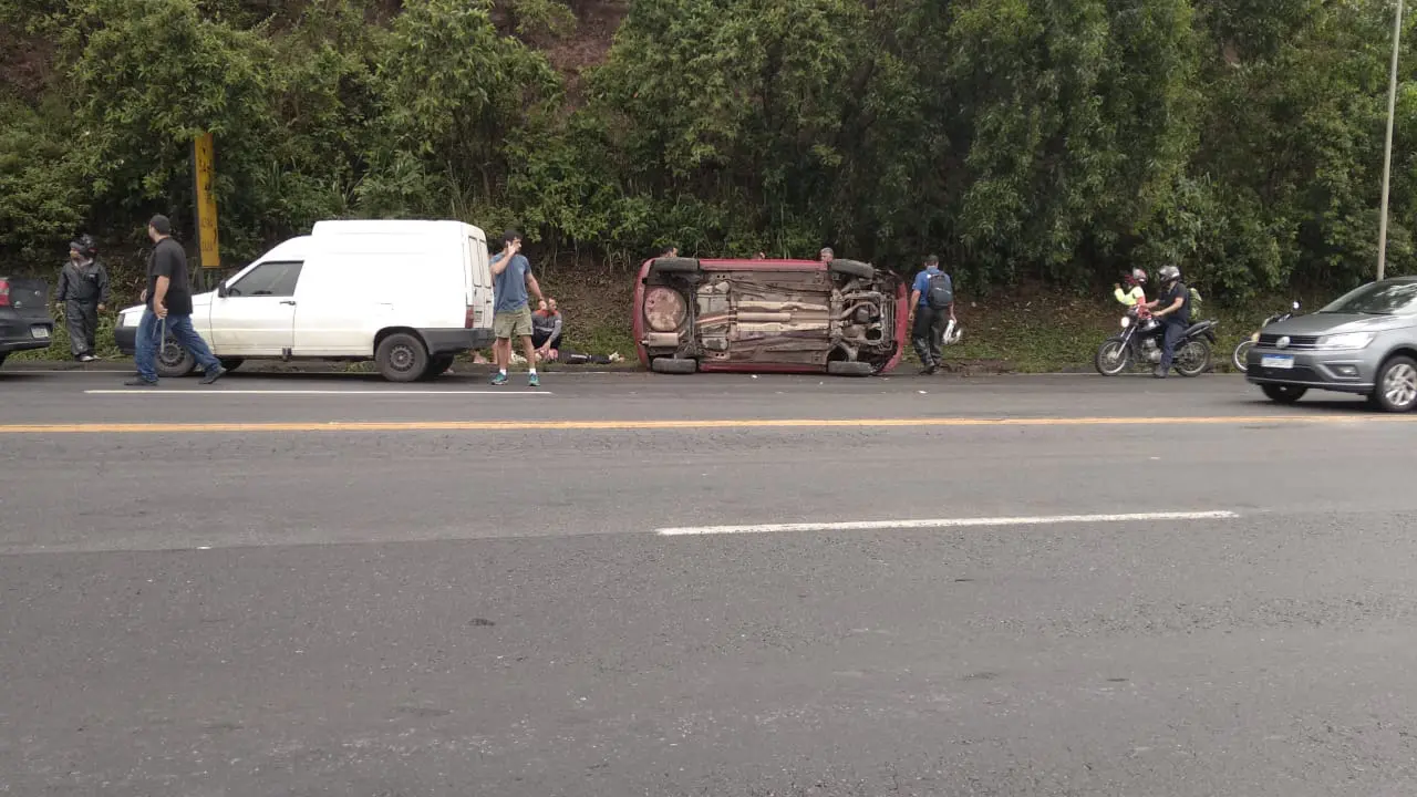 Veículo tomba na BR-101 e três ocupantes ficam feridos na Serra