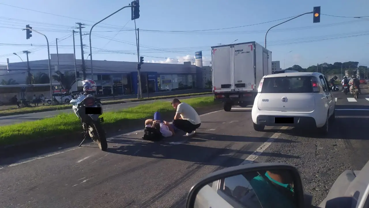 Acidente envolvendo moto e caminhão na BR-101 na Serra