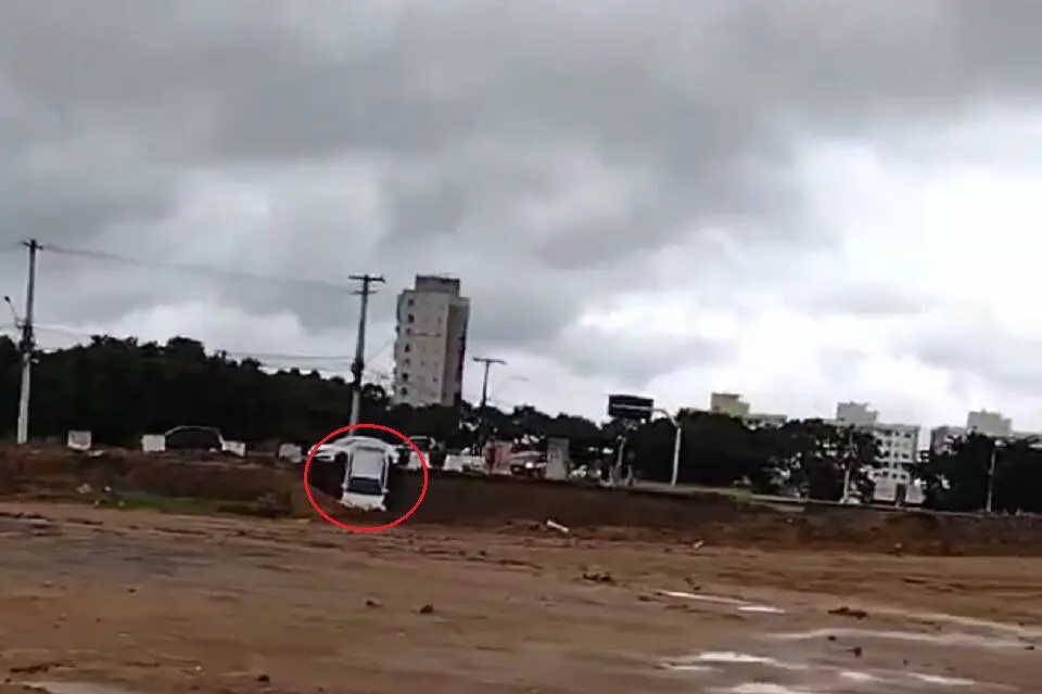 Motorista passa reto na curva e cai dentro da obra do rotatória Ó