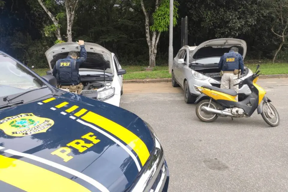 Polícia Rodoviária Federal recupera 3 veículos roubados durante abordagens na Serra