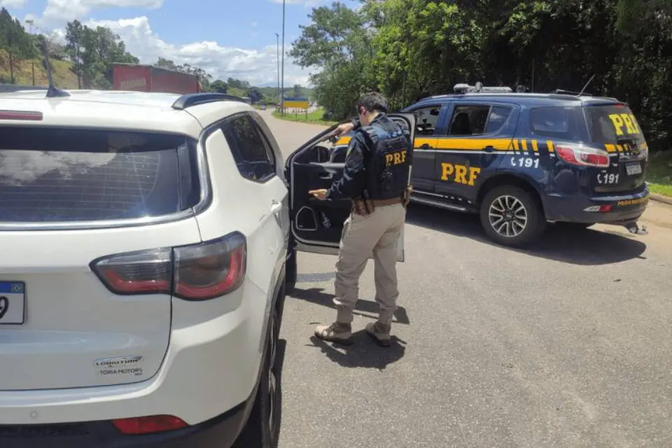 Agentes da PRF recuperam veículo clonado e apreende arma de fogo em Serra