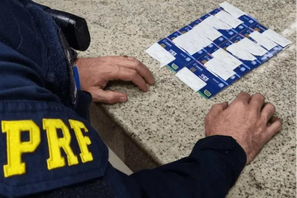 Suspeito de estelionato foi pego em flagrante portando 14 cartões “ES Solidário” na Serra
