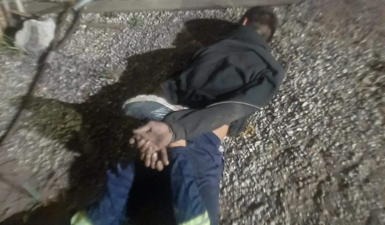 Noia é flagrado por viatura da Polícia Militar pulando muro de empresa na Serra