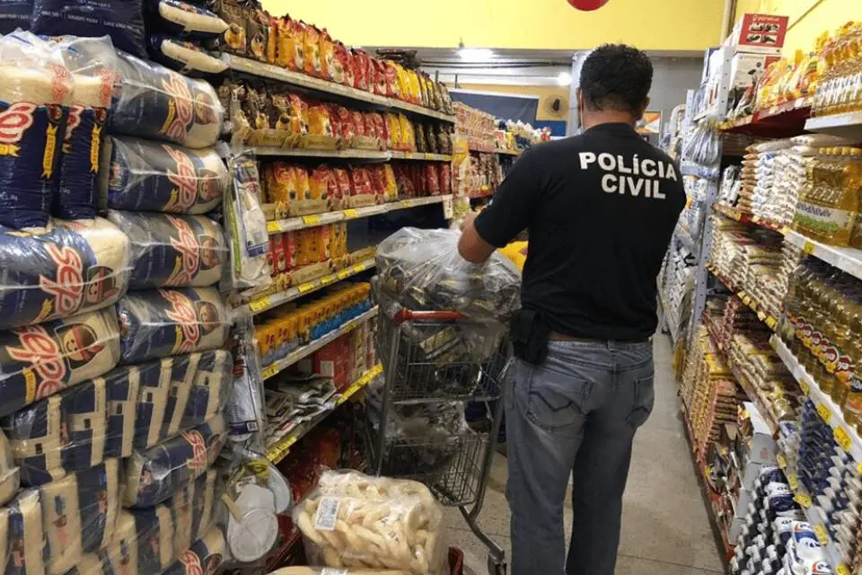 Fiscalização apreende 33 mil unidades de café com irregularidades em supermercados da Grande Vitória