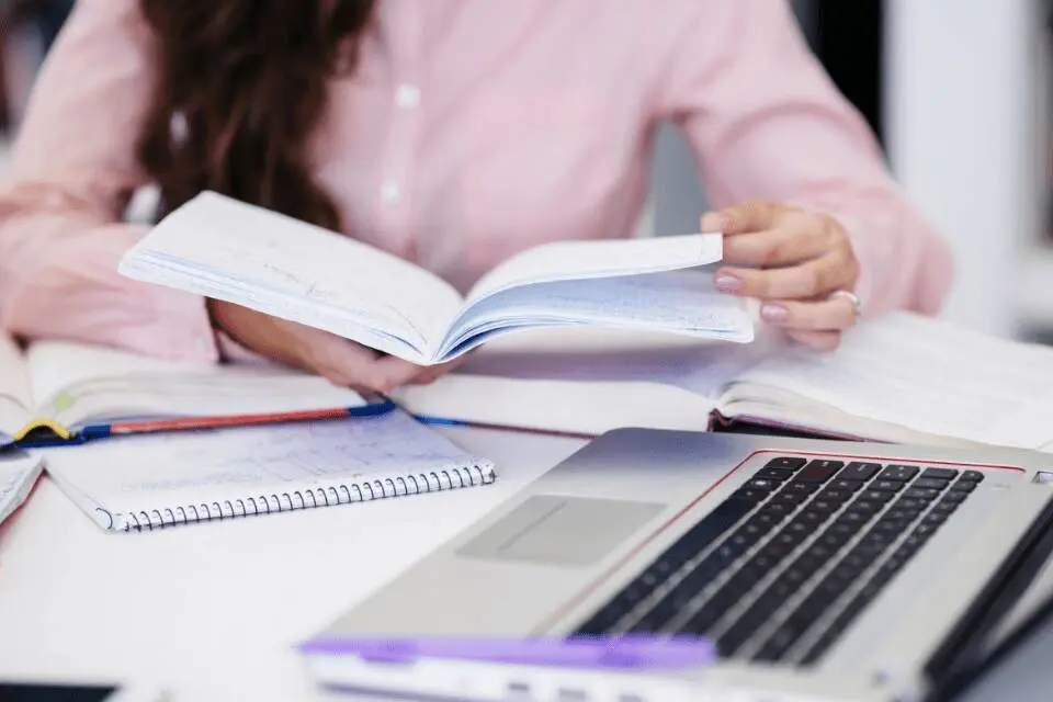 Professores da Serra começam a receber notebooks novos, ainda nesta semana