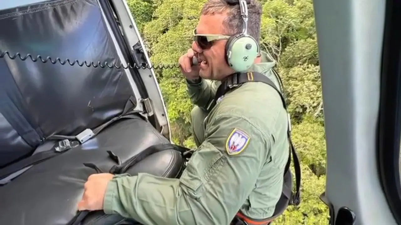 Vídeos: Helicóptero resgata homem de 34 anos após ser picado por cobra em trilha no Mestre Álvaro