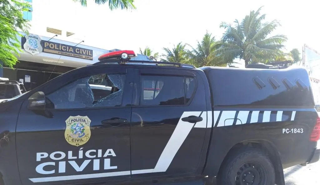 Homem vandaliza viatura da Polícia em frente de delegacia na Serra