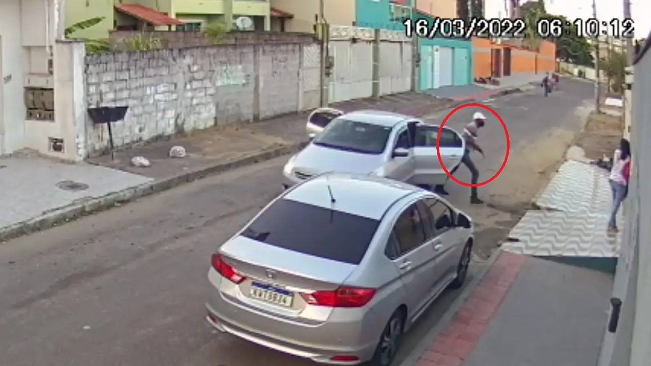 Assaltantes levam carro e pertences de professora quando chegava para trabalhar na Serra
