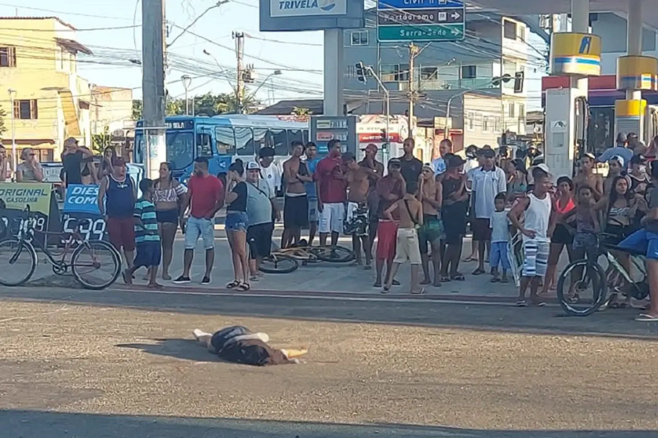 Mulher de moto bate contra ônibus e morre em Jacaraípe