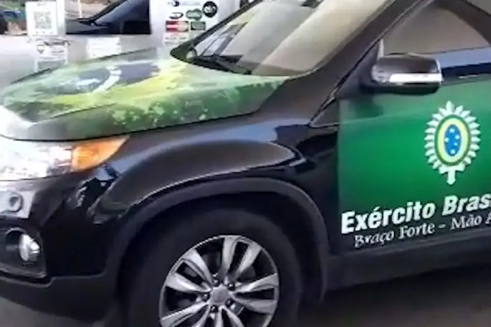 Veículo bolsonarista adesivado com símbolos do Exército brasileiro causa confusão na Serra