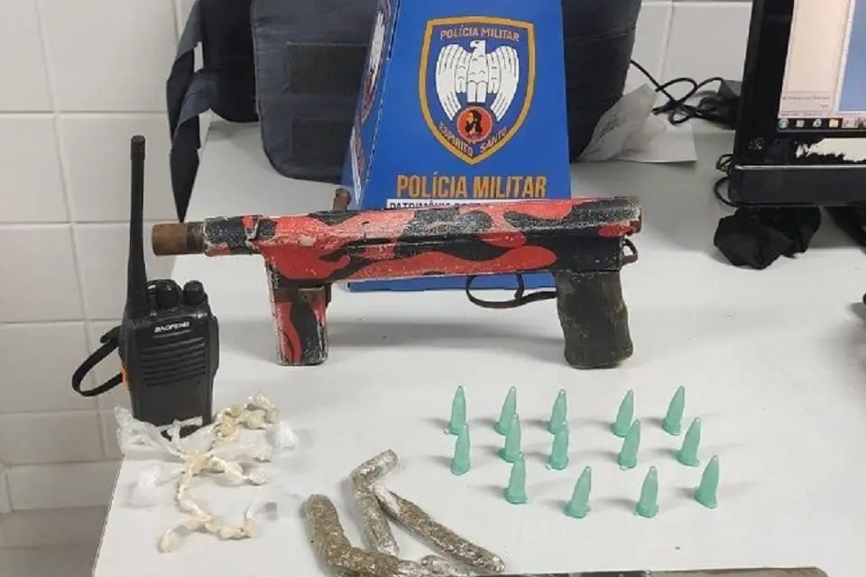 Polícia Militar apreende metralhadora e drogas em Nova Carapina II