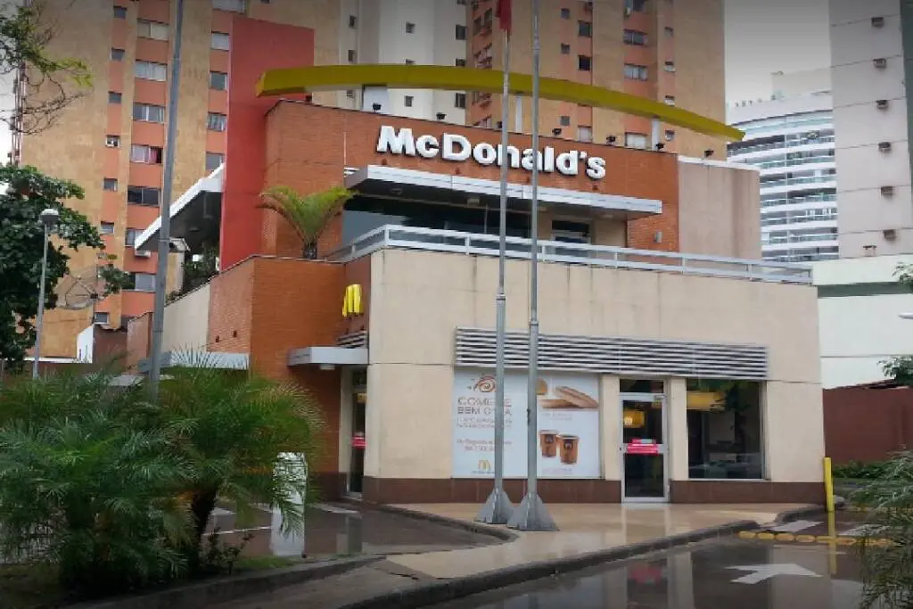 Entregador de aplicativo acusa segurança do McDonald’s de racismo em Vitória