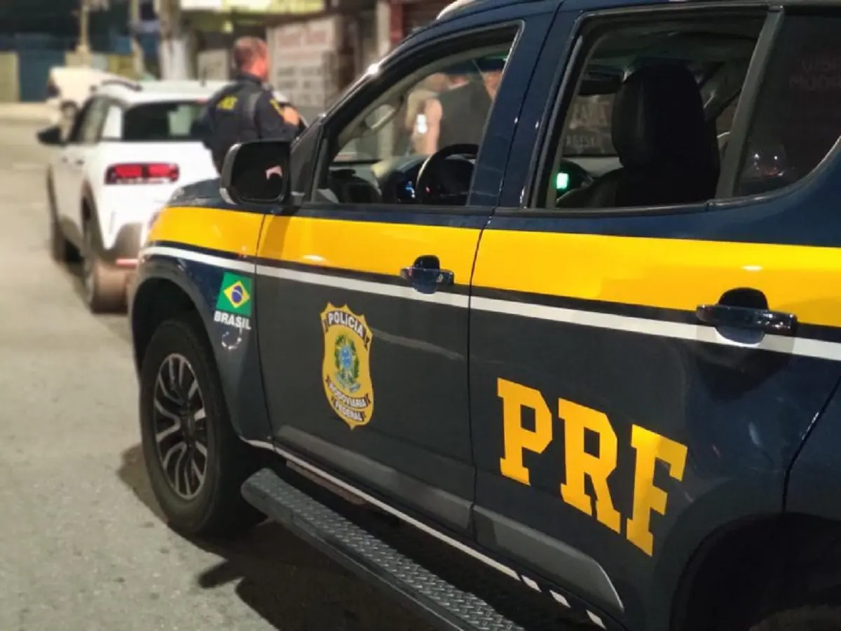 Durante da blitz PRF, vítima passa pelo local e reconhece seu veículo que havia sido furtado na Serra