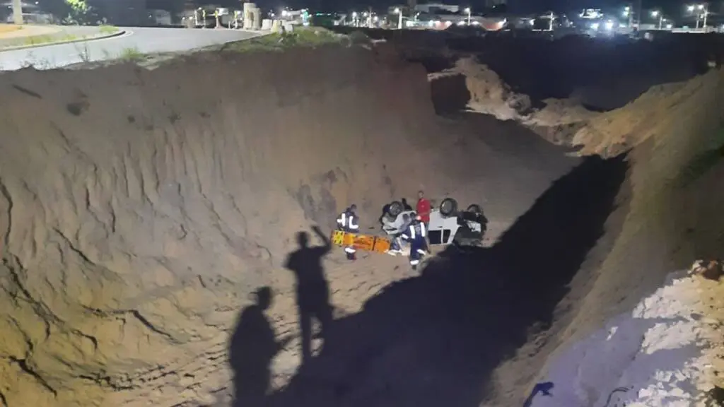 Motorista vacila e despenca com veículo dentro da obra da rotatória do Ó em Laranjeiras