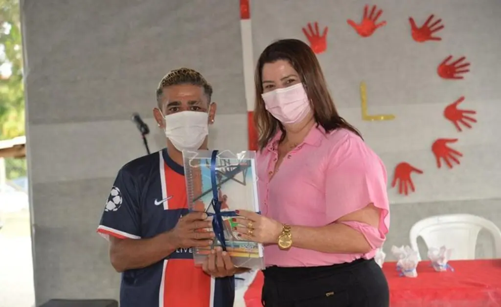 Prefeitura da Serra retira moradores da rua e leva para sala de aula