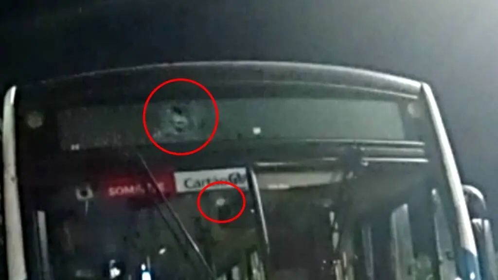Assaltantes dispara rajada de tiros dentro de ônibus na direção do motorista na Serra