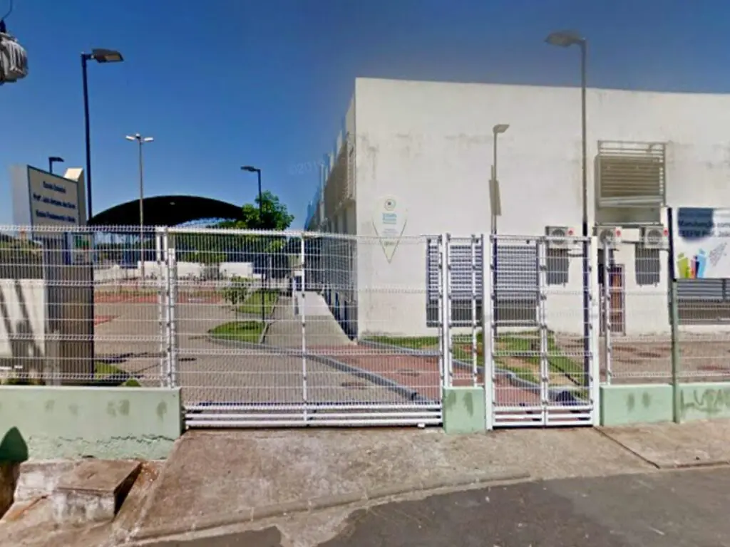 Mulher sai na porrada com professor após flagrá-lo agredindo uma aluna dentro de escola, na Serra