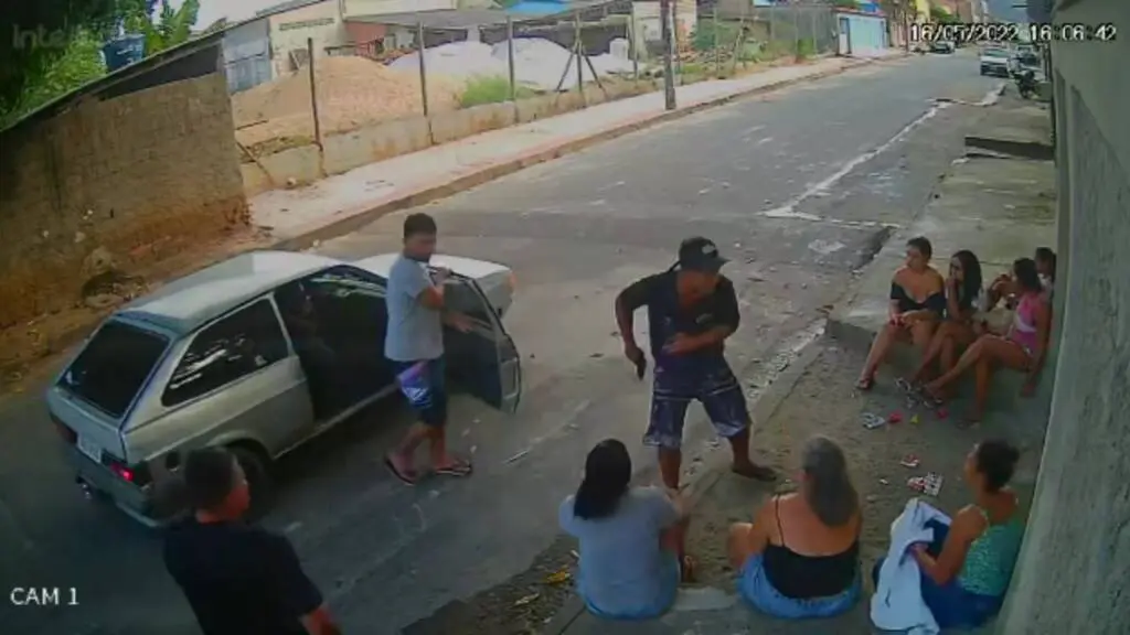 Vídeo: Assaltantes flagrados atrasando as vidas dos moradores em Nova Carapina I