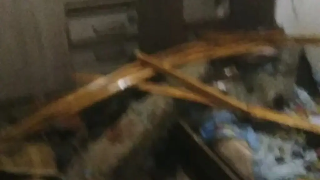Parede cai em cima de telhado de casa e deixa menina ferida na Serra