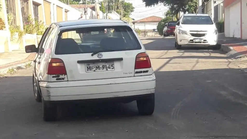Homem morre baleado dentro de carro no bairro São Diogo II