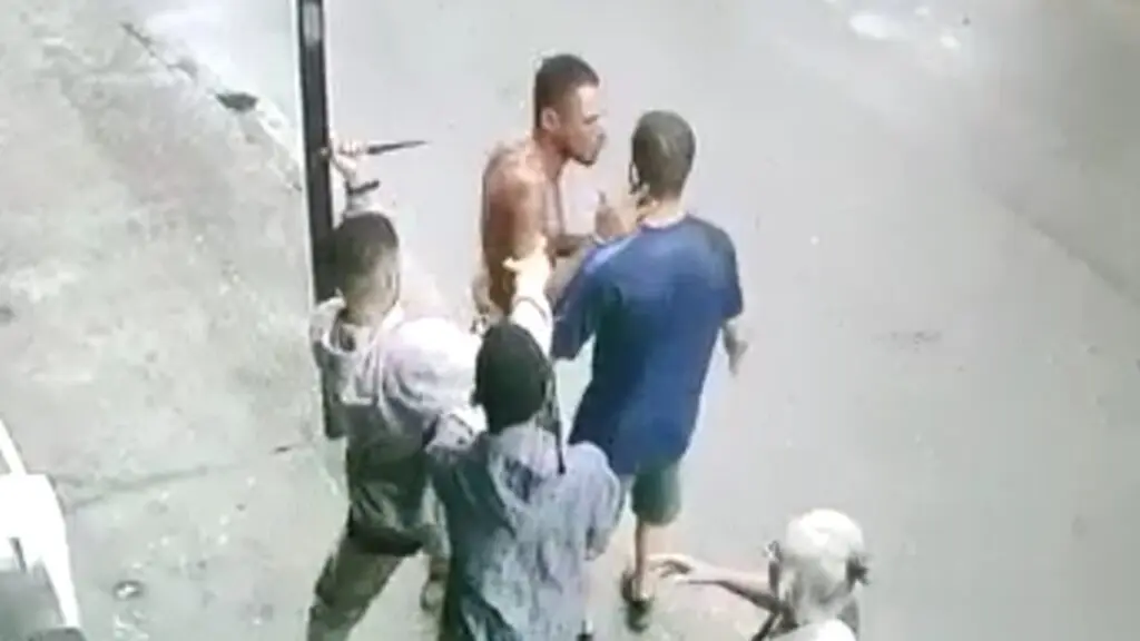 Vídeo: Homem é esfaqueado por vizinho durante briga no bairro Jardim Carapina