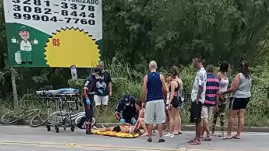 Giro de notícias: Mulher atende celular e cai de bicicleta, caminhão tomba em cima de funcionário