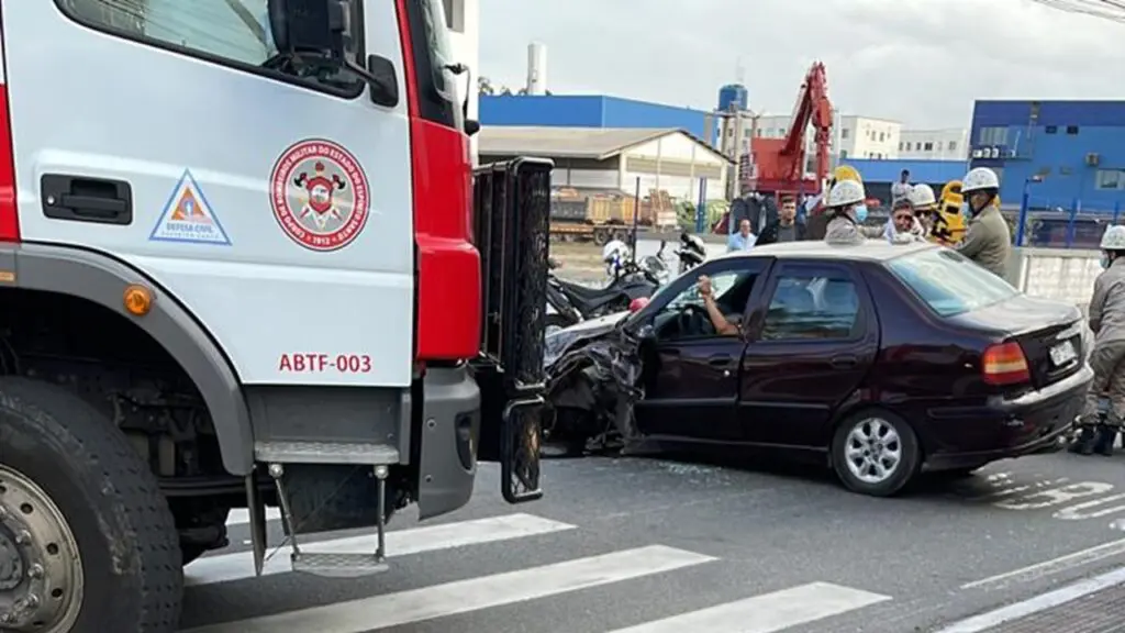 Grave acidente deixa dois feridos na principal via do bairro Novo Horizonte Grave acidente deixa dois feridos na principal via do bairro Novo Horizonte