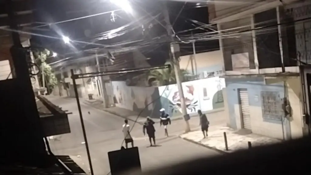 Vídeo: Grupo de Traficantes tocando o terror nas ruas de Jardim Carapina
