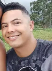 Imagem de um jovem (Cosme Eduardo de Jesus Nascimento, de 35 anos) sorridente. 