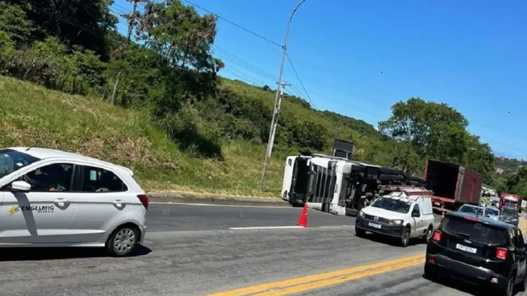 Atualizado: Carreta tomba e prejudica trânsito na BR-101 sentido Serra-sede Atualizado: Carreta tomba e prejudica trânsito na BR-101 sentido Serra-sede