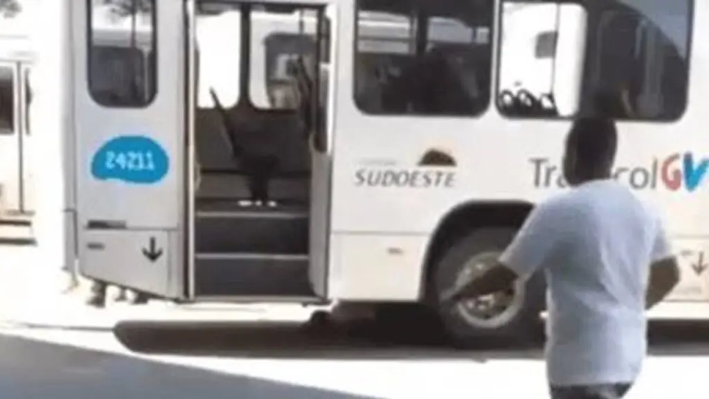 Tragédia: Ônibus atropela fiscal no Terminal de Laranjeira Ônibus atropela fiscal no Terminal de Laranjeira