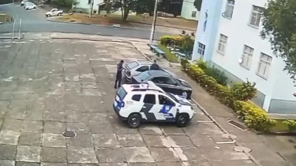 Ladrões levam bote da PM após deixarem carro “esfriando” dentro de condomínio em Castelândia Viatura da PM castelandia