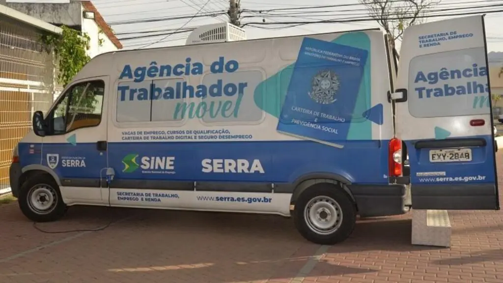 Van da Secretaria Municipal de Trabalho, Emprego e Renda (SETER) estacionada em uma rua