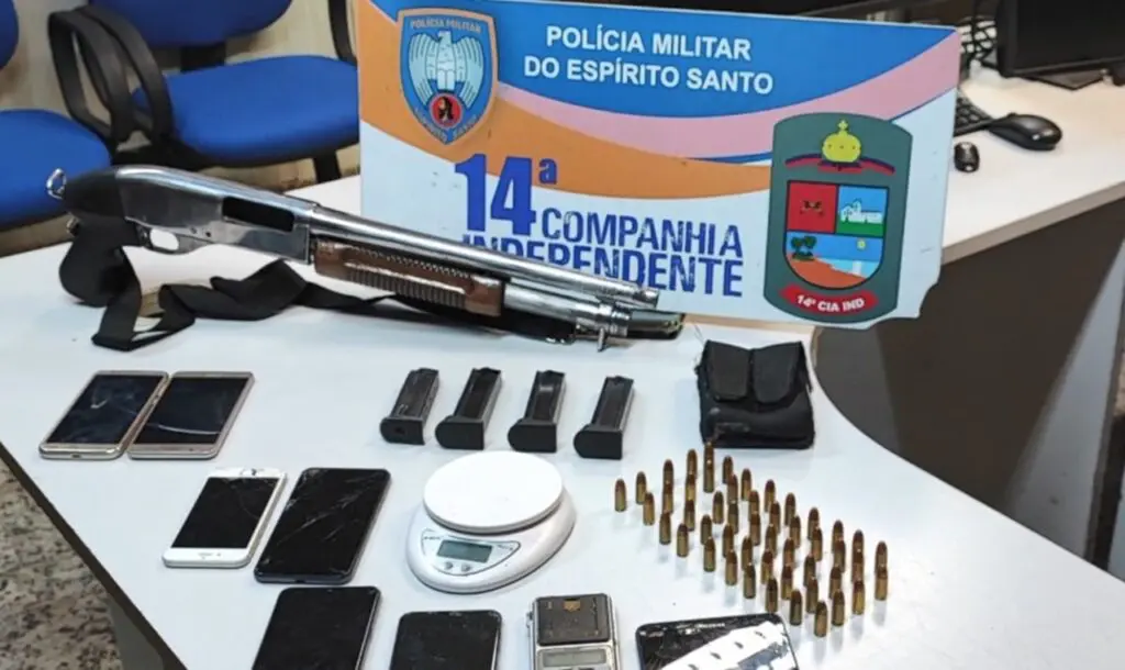 Polícia Militar apreende espingarda calibre 12 durante bote na “biqueira” em Jacaraípe