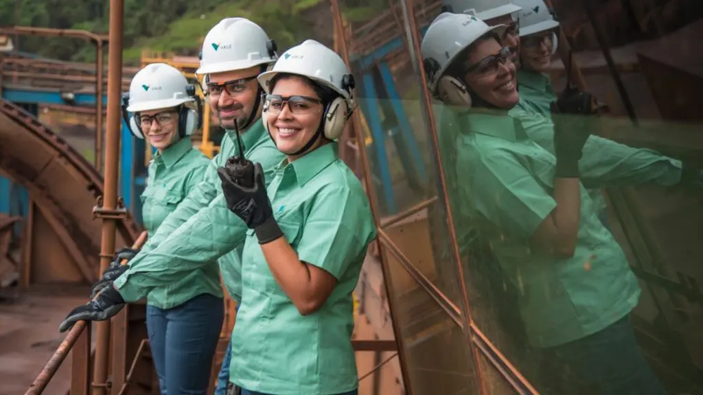 Vale oferecendo novas oportunidades de emprego em diferentes cargos na Grande Vitória Foto de funcionários da Vale trabalhando