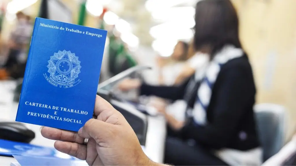 Serra com 507 vagas disponíveis entre empregos e estágios no SINE Foto de uma carteira de trabalho - SINE