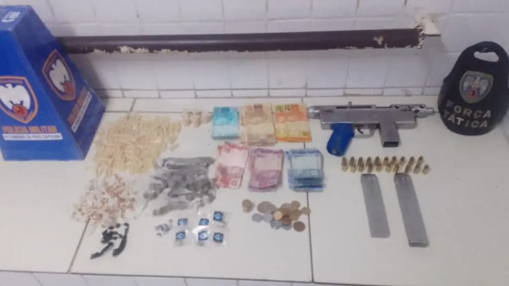 Arma de traficante quebra durante rajada de tiros contra Força Tática no bairro Divinópolis