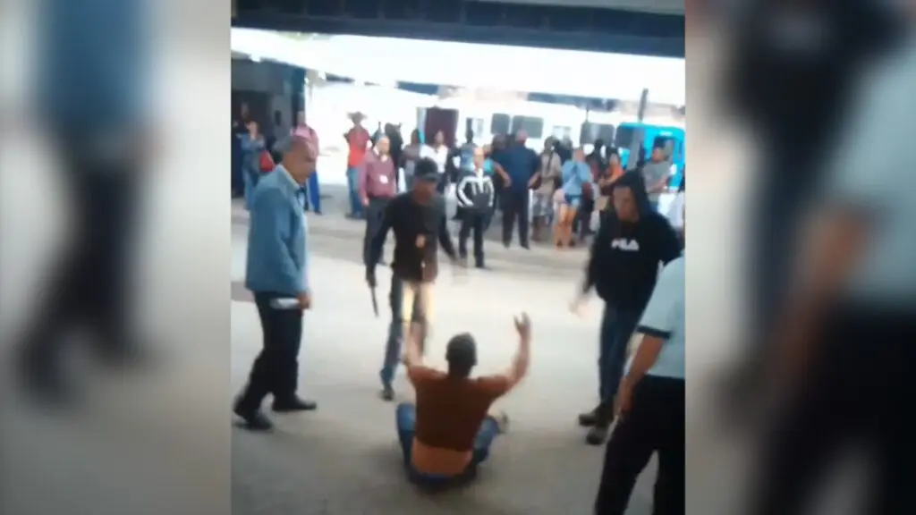 Vídeo: Homem agredido por supostos seguranças armados com faca dentro de Terminal de Laranjeiras