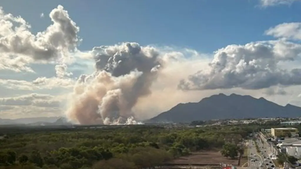 Novamente equipes do Corpo de Bombeiros controlam incêndio de grandes proporções na Serra