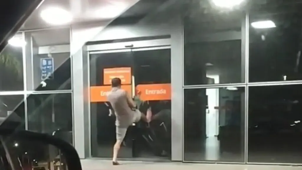 Vídeo: Homem ferido tenta derrubar na ‘voadora’ a porta de Pronto Atendimento em Laranjeiras