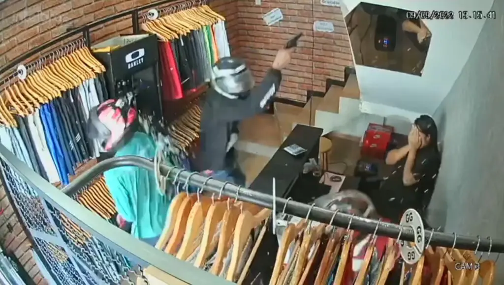Vídeo: Dono de loja armado de pistola larga o aço em assaltantes no centro de São Mateus