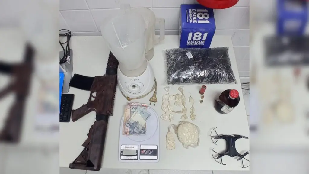 PM flagra dois ‘Caixa-baixa’ com drogas, fuzil falso e até drone usado pelos ‘olheiros’ do tráfico em Planalto Serrano