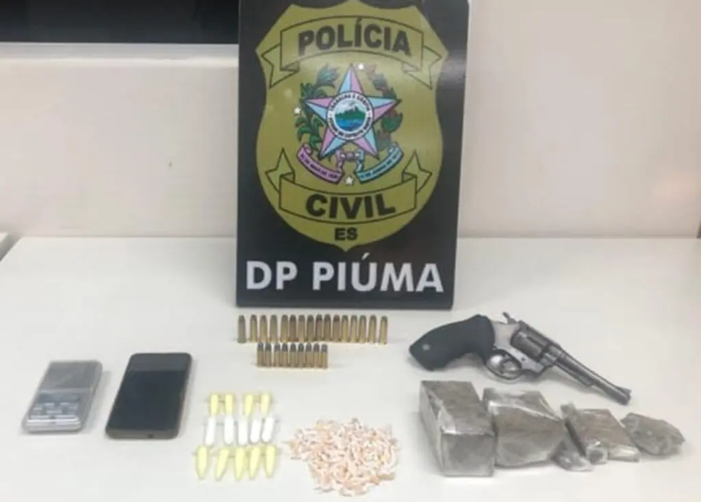 Polícia Civil faz operação contra o tráfico e prende homem com drogas, armas e munição em Piúma