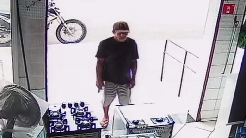 Vídeo: câmera flagra ‘noia’ roubando caixa de som de loja em Nova Carapina I