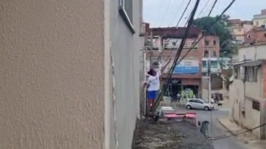 Vídeo: mulher durante surto corta fios de internet e vizinhos ficam revoltados na Serra