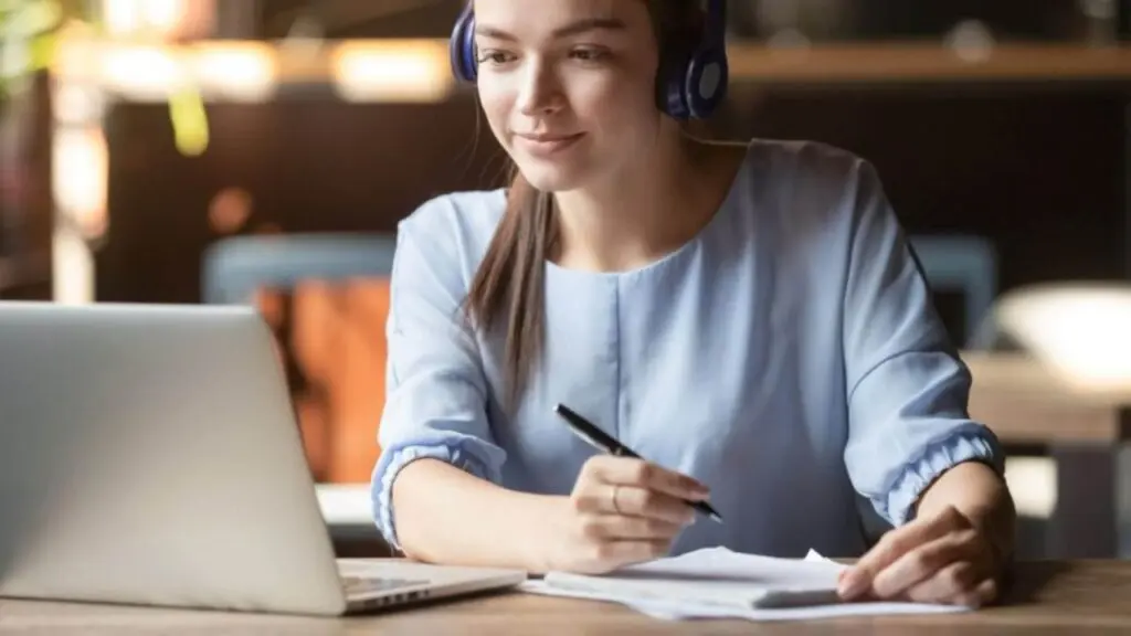 Divulgada lista de classificados para 755 vagas do Pronatec Jovem FIC no ES Foto de uma mulher escrevendo e olhando no computador