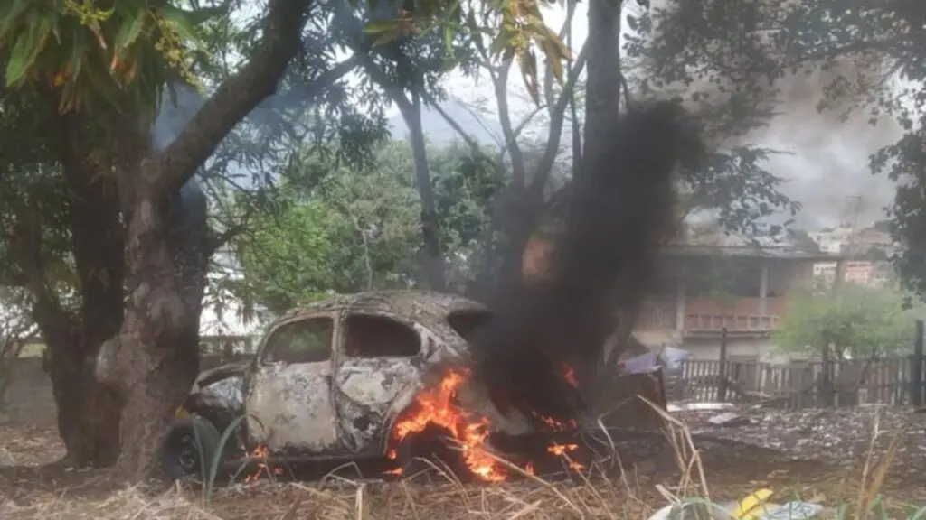 Vídeo: suposto carro que atropelou e matou motoboy é incendiado próximo à BR-101 na Serra