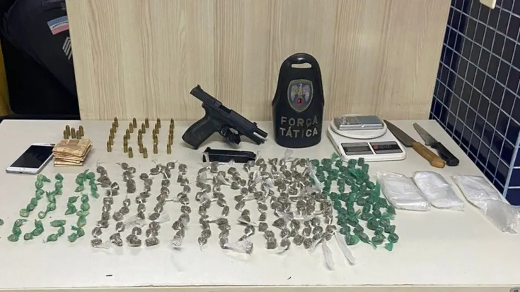 Polícia Militar persegue ‘irmãos do tráfico’ e apreende 224 buchas de maconha, dinheiro e arma em Vila Velha